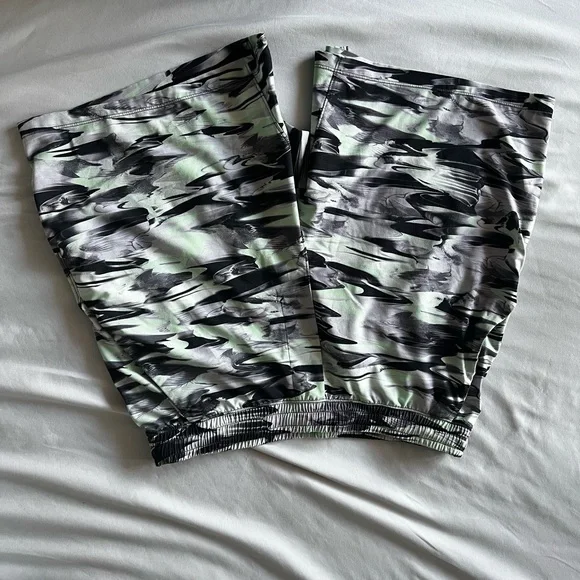 lululemon athletica - Men’s Pacebreaker Shorts - Size M - 7”Black, Gray, Green - Picture 4 of 4